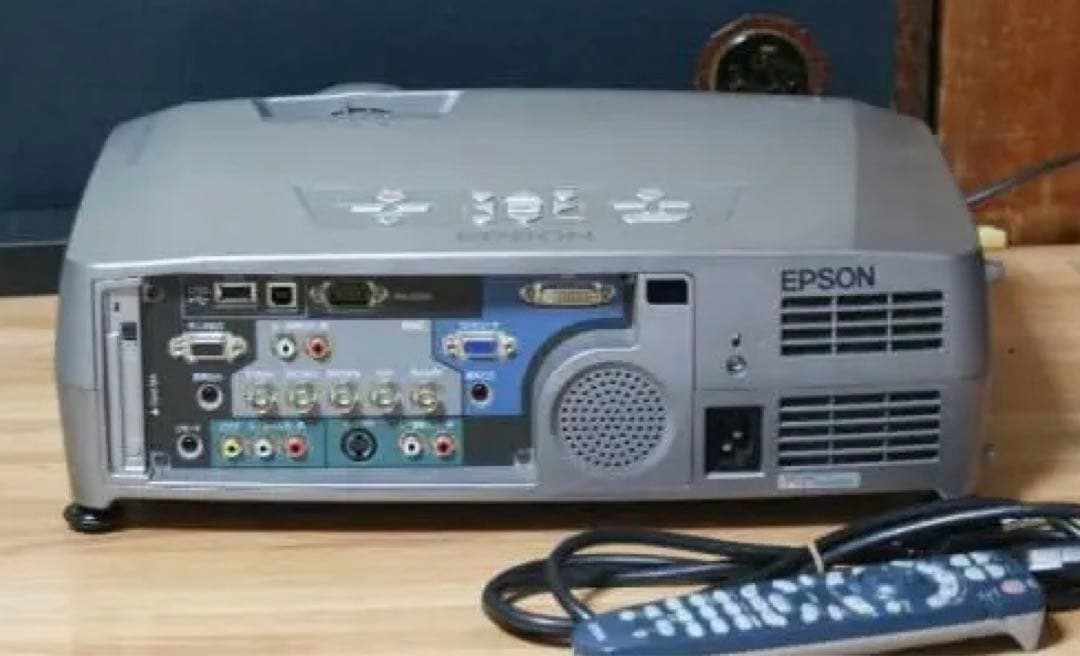 EPSON　プロジェクター EＭP-7850　★3500ルーメン★　動作確認済