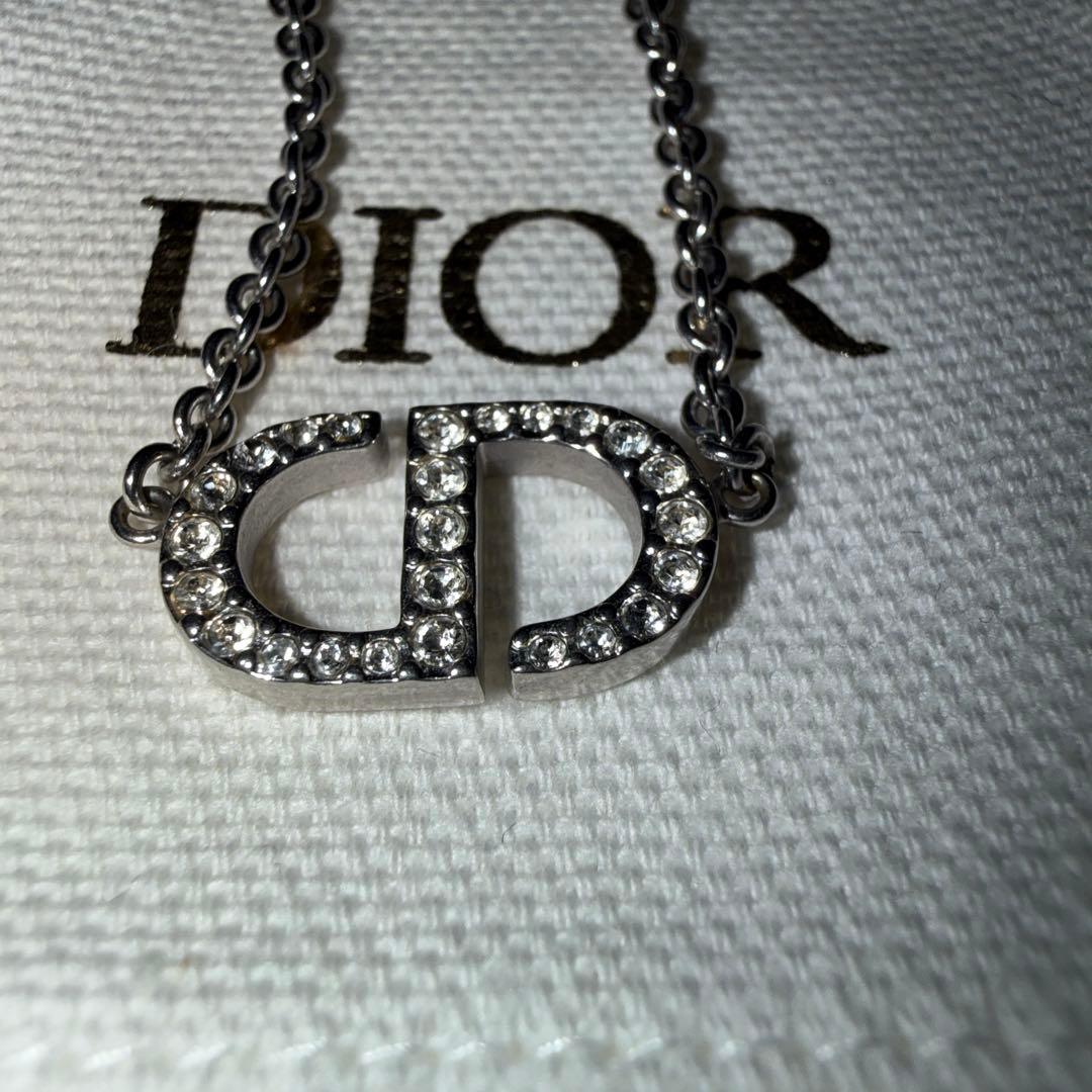 Dior クリスタルロゴネックレス