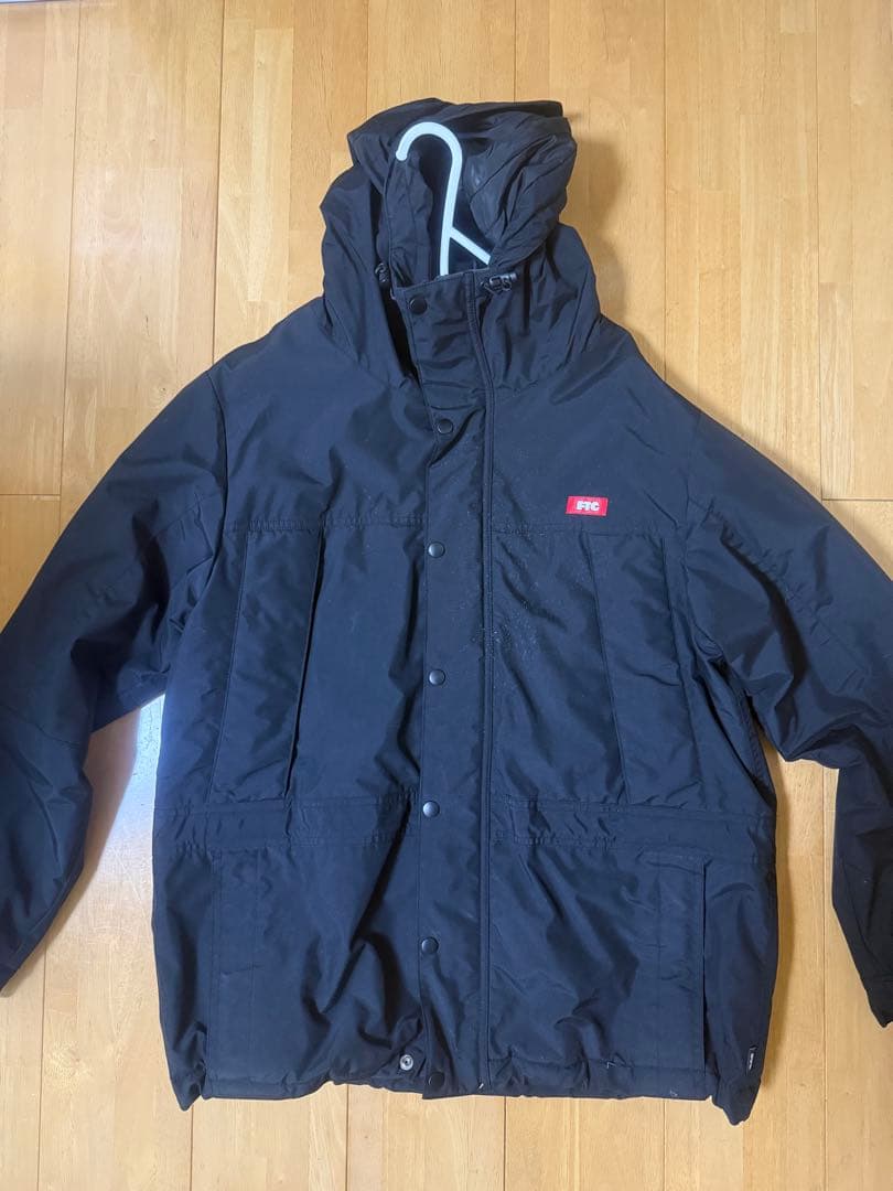 FTC ブラック ダウンジャケット フード付き