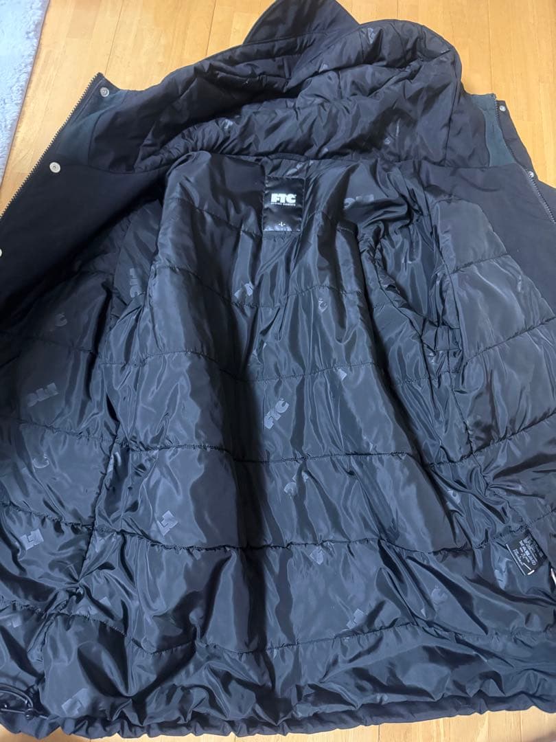 FTC ブラック ダウンジャケット フード付き