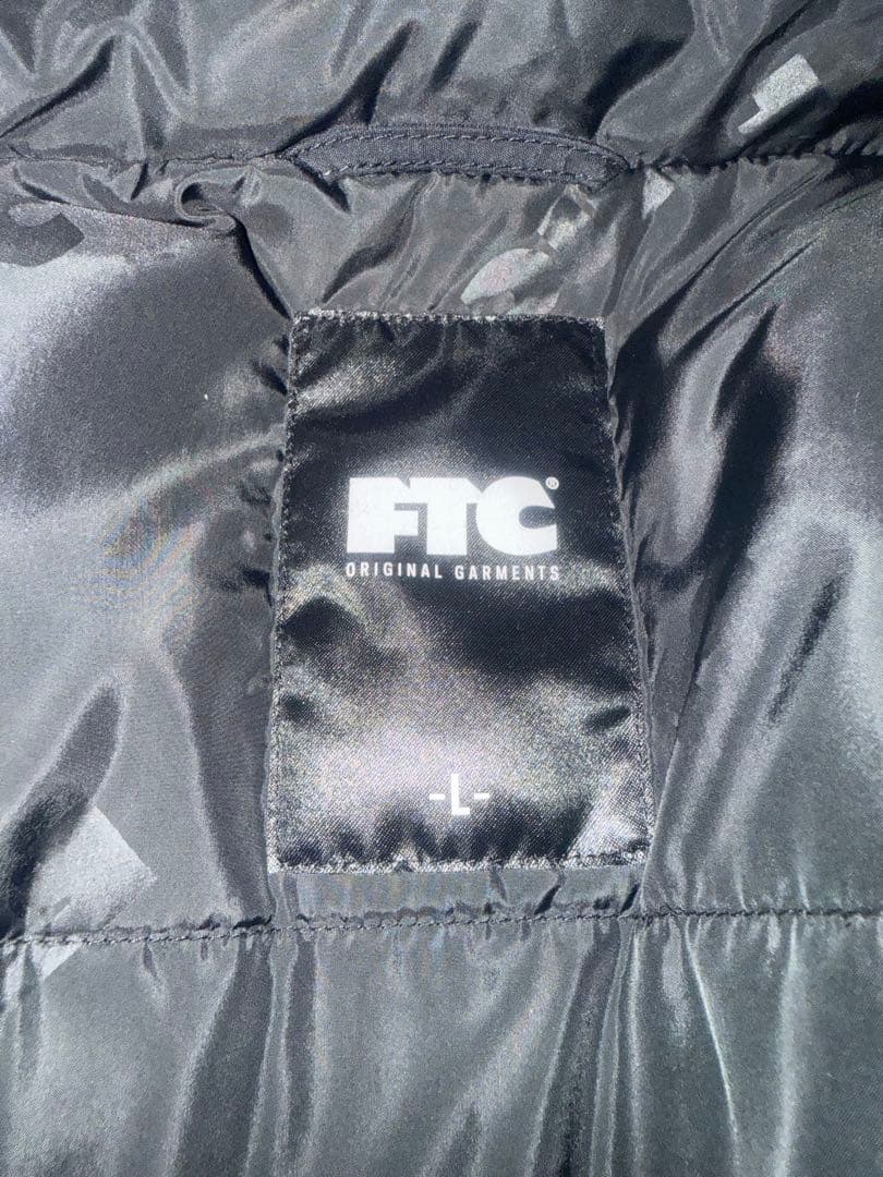 FTC ブラック ダウンジャケット フード付き