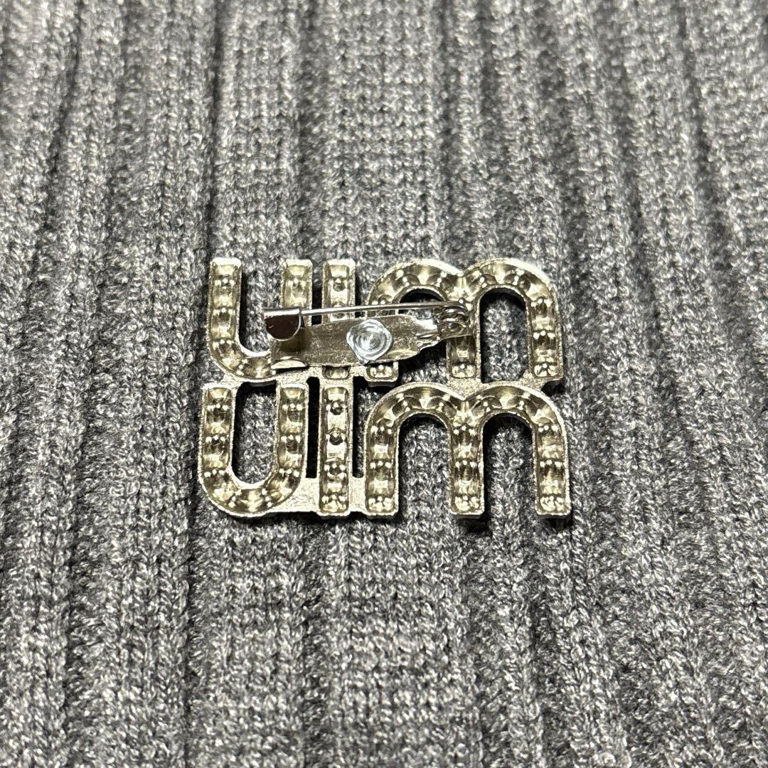 新品　MIU MIU クリスタルロゴブローチ