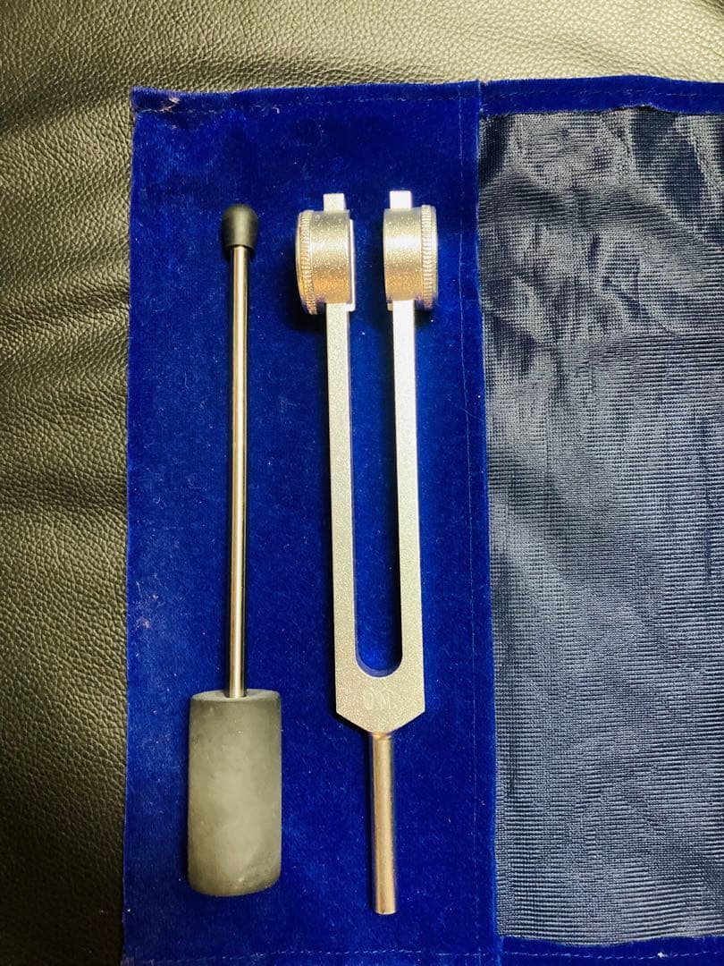 OM チューナー　136.10Hz ラバーマレット付き