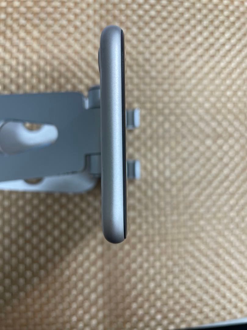 iPhone SE 第3世代 128 GB スターライトSIMフリー【7829】