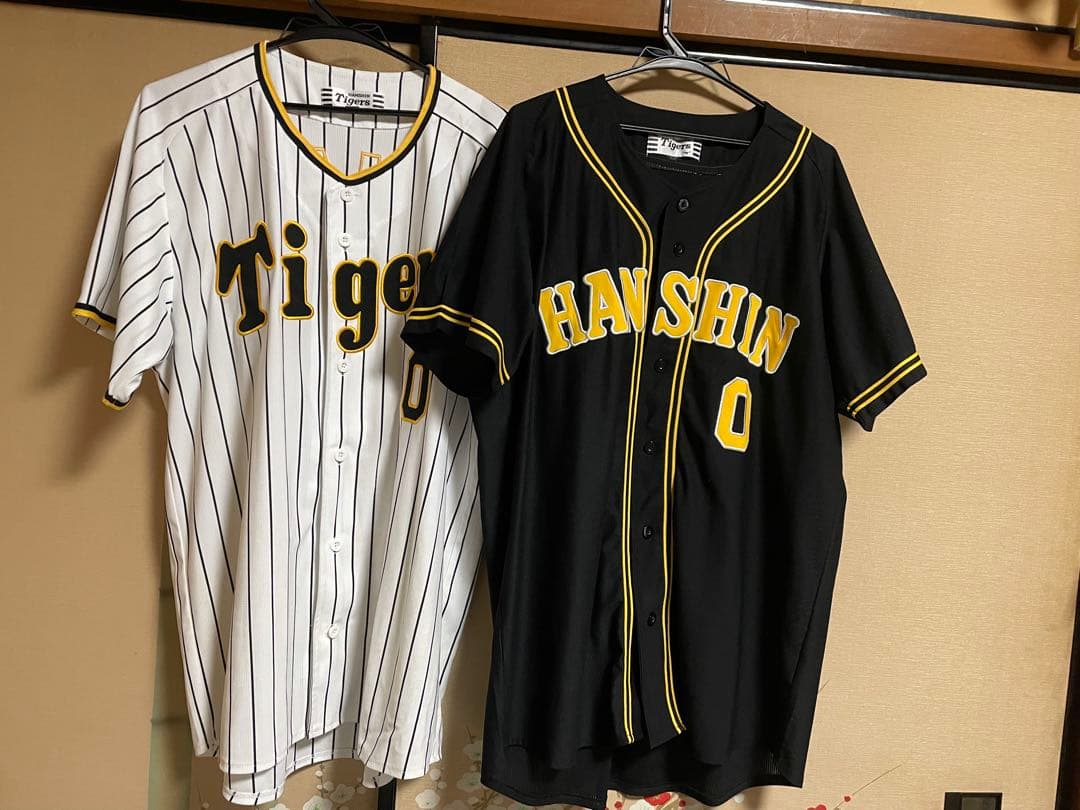 阪神タイガース ユニフォーム 黒 木浪　Oサイズ　おまけのユニフォームもあり。