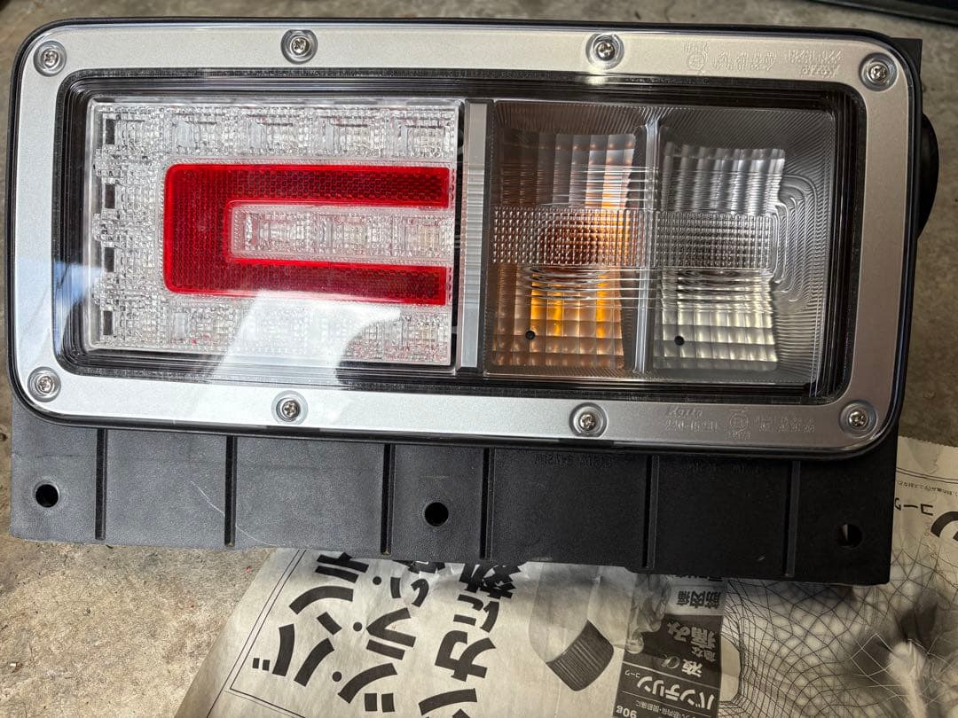 日野　プロフィア　テール　ランプ　純正　新品