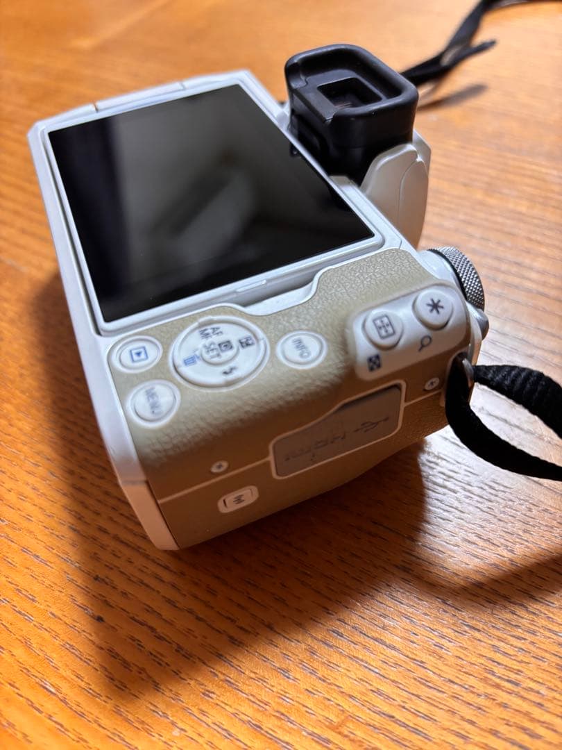 Canon EOS Kiss M ダブルズームキット　専用箱あり