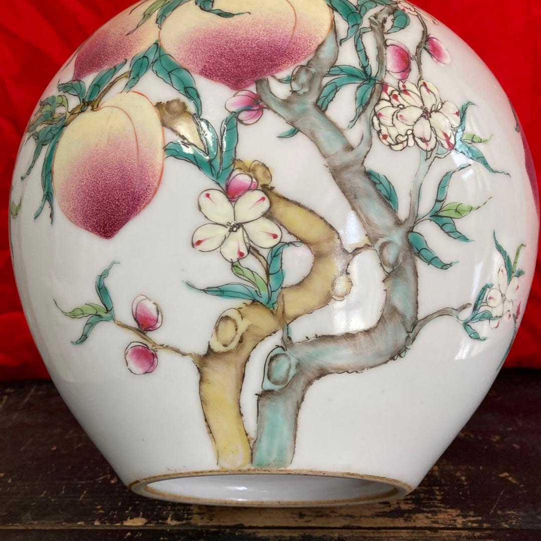 中国　色絵　粉彩　壺　九桃蝙蝠図　大清雍正年製銘