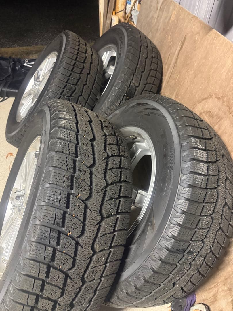 ランドクルーザー スタッドレス 美品 ホイール付き