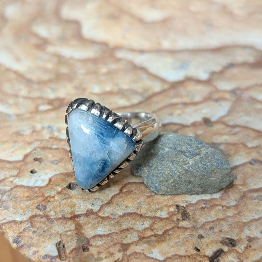 ハンドメイドの入りコン沢リング　 コン沢　シルバーリング