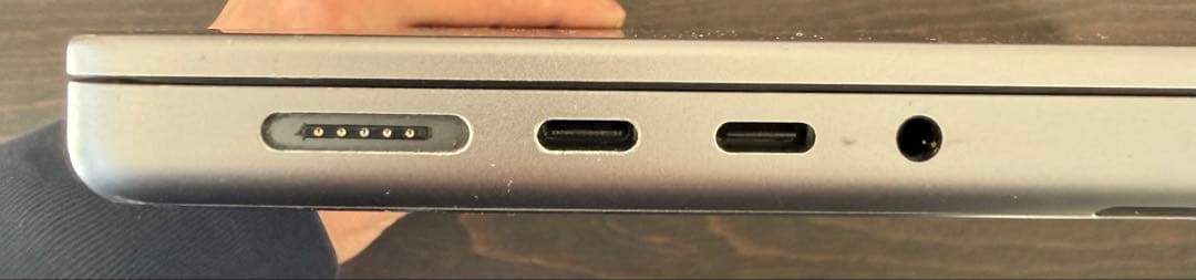 R*i様 MacBook Pro 14インチ M1 Pro 2021 16GB/