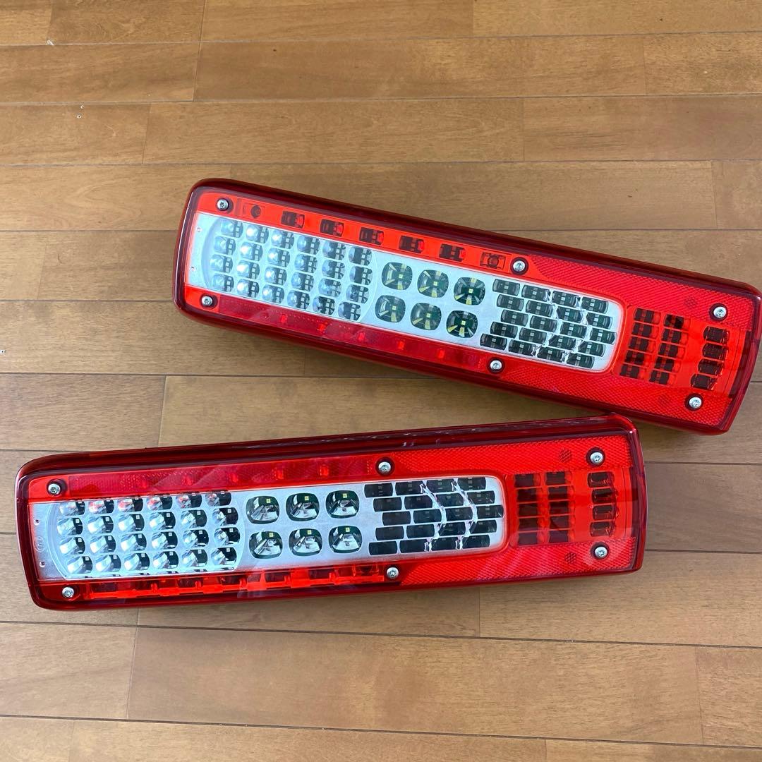 UD純正★ボルボテール 3連用 左右セット★新車外し 美品