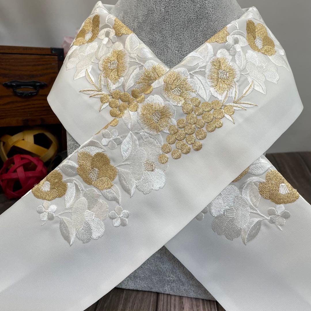 maki 様3点おまとめ✨椿がお洒落にデザインされた華やかな刺繍半襟　日本製新品