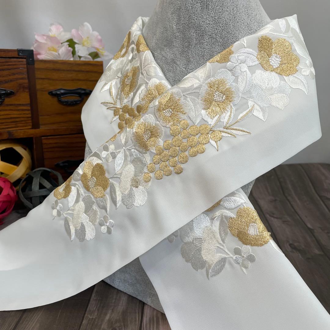 maki 様3点おまとめ✨椿がお洒落にデザインされた華やかな刺繍半襟　日本製新品