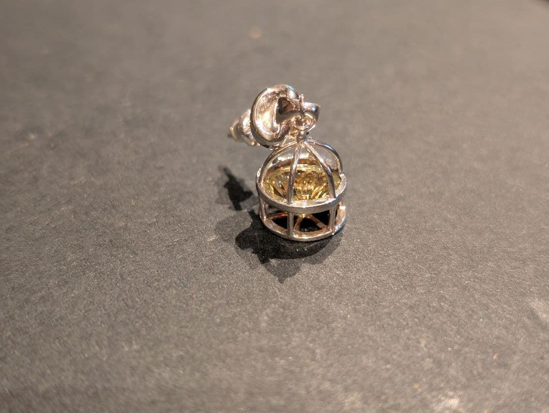 e.m.イーエム　黄色いジルコニアの入った鳥かごのピアス　片耳　SILVER