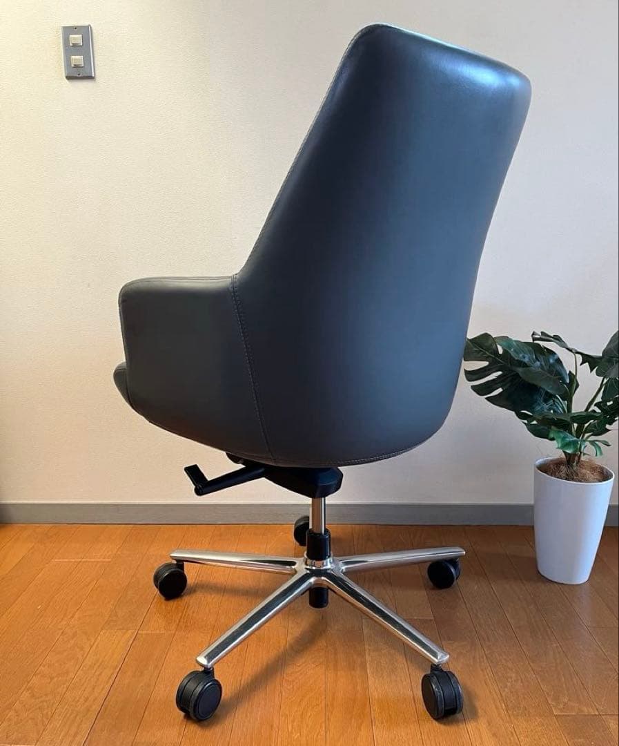 キールハワー　CONA 本革デスクチェア　総革　モダン　ミッドセンチュリー