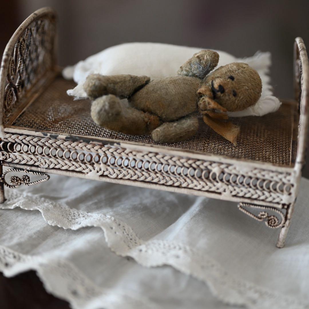 フランスアンティーク　小さなテディベアとベッド