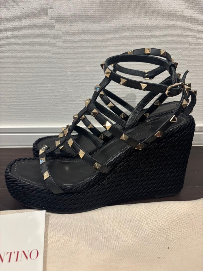 美品VALENTINO ロックスタッズカーフスキンストラップウェッジサンダル