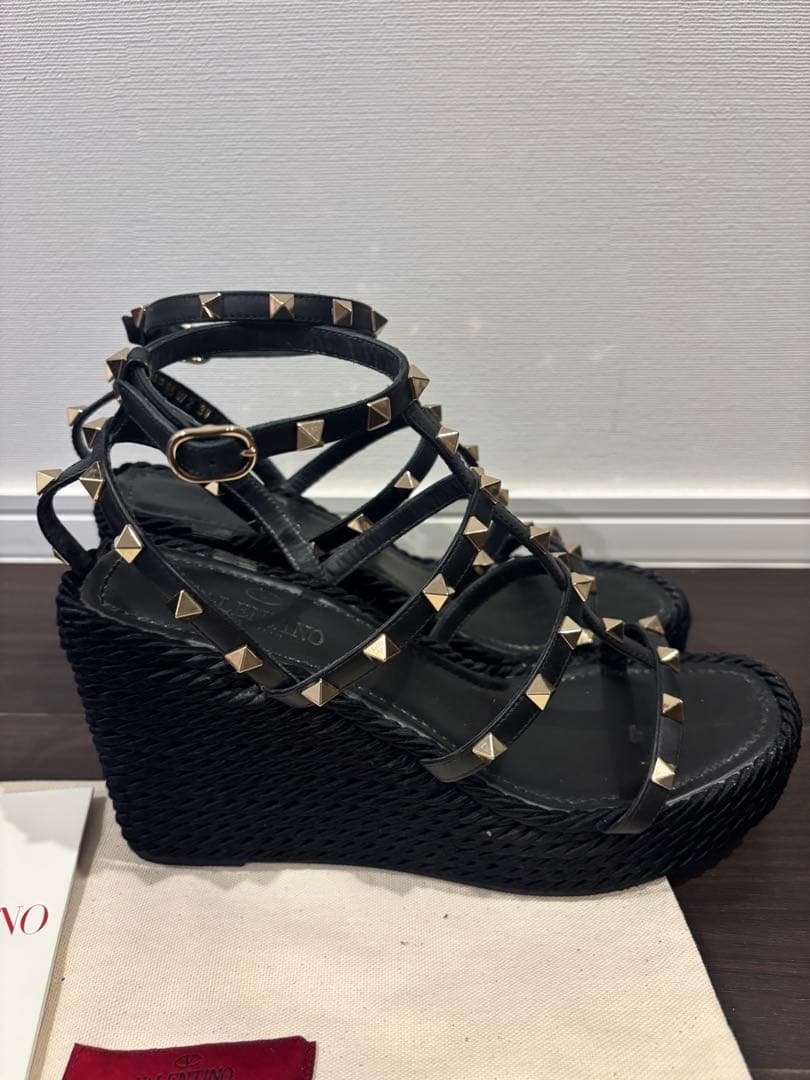 美品VALENTINO ロックスタッズカーフスキンストラップウェッジサンダル