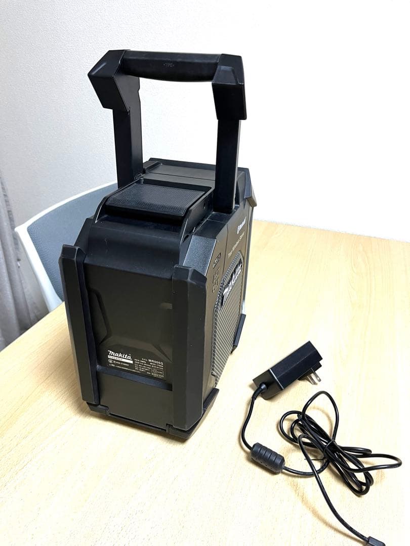 マキタ　充電式ラジオ　MR005GZB