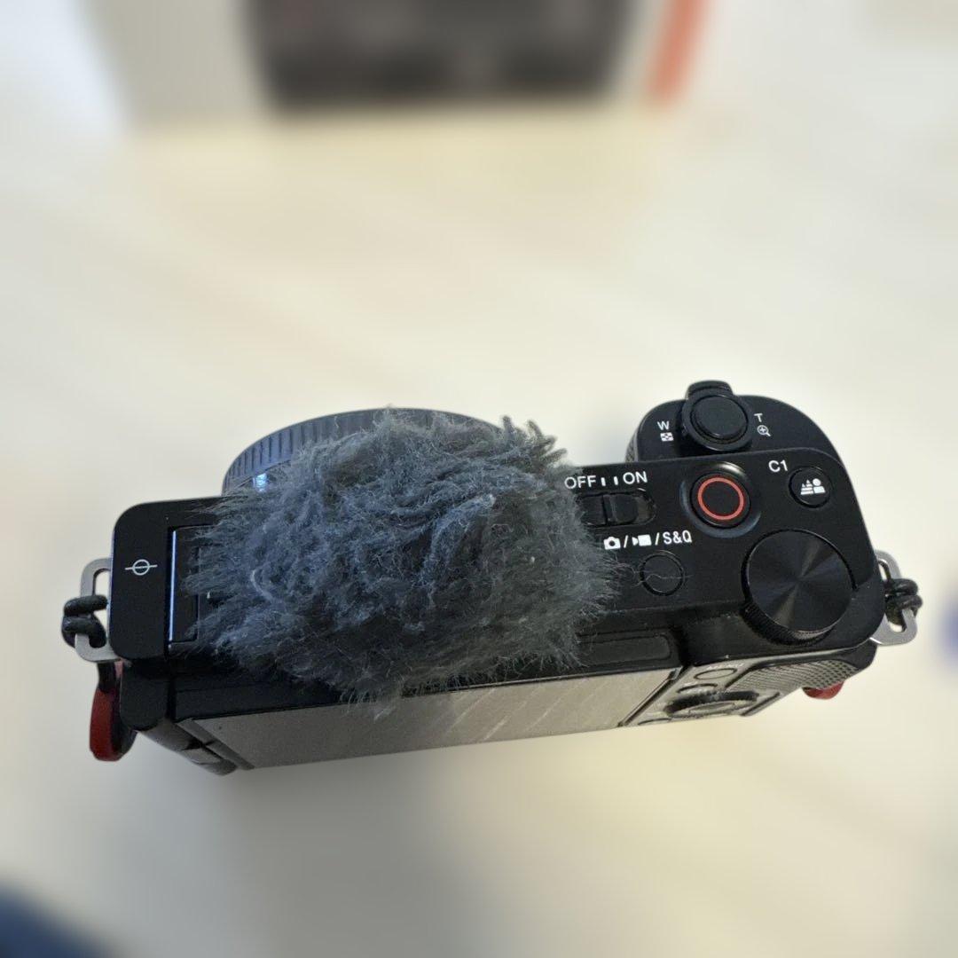 SONY VLOGCAM ZV-E10 本体とストラップ