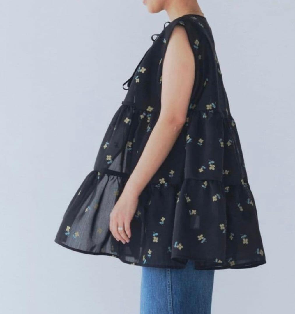 yori ラメクローバーティアードジレ