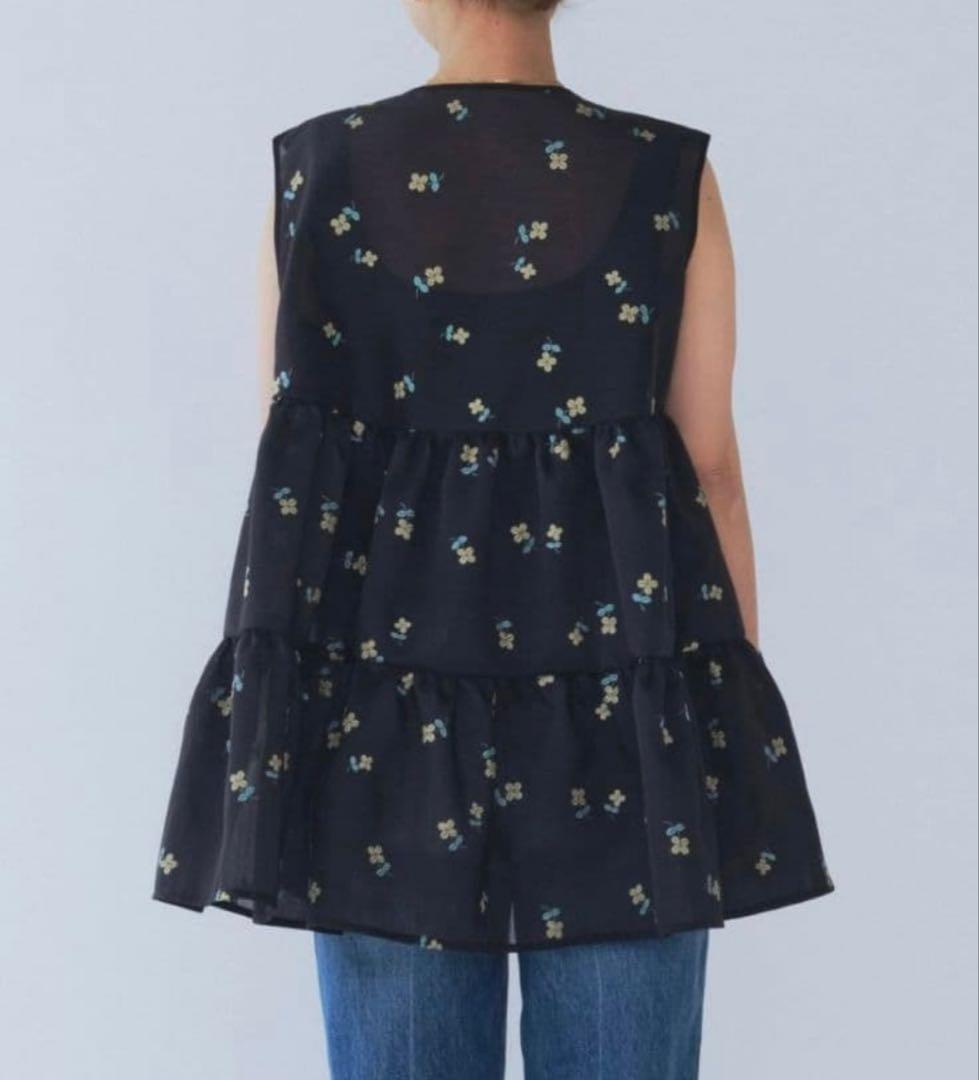 yori ラメクローバーティアードジレ