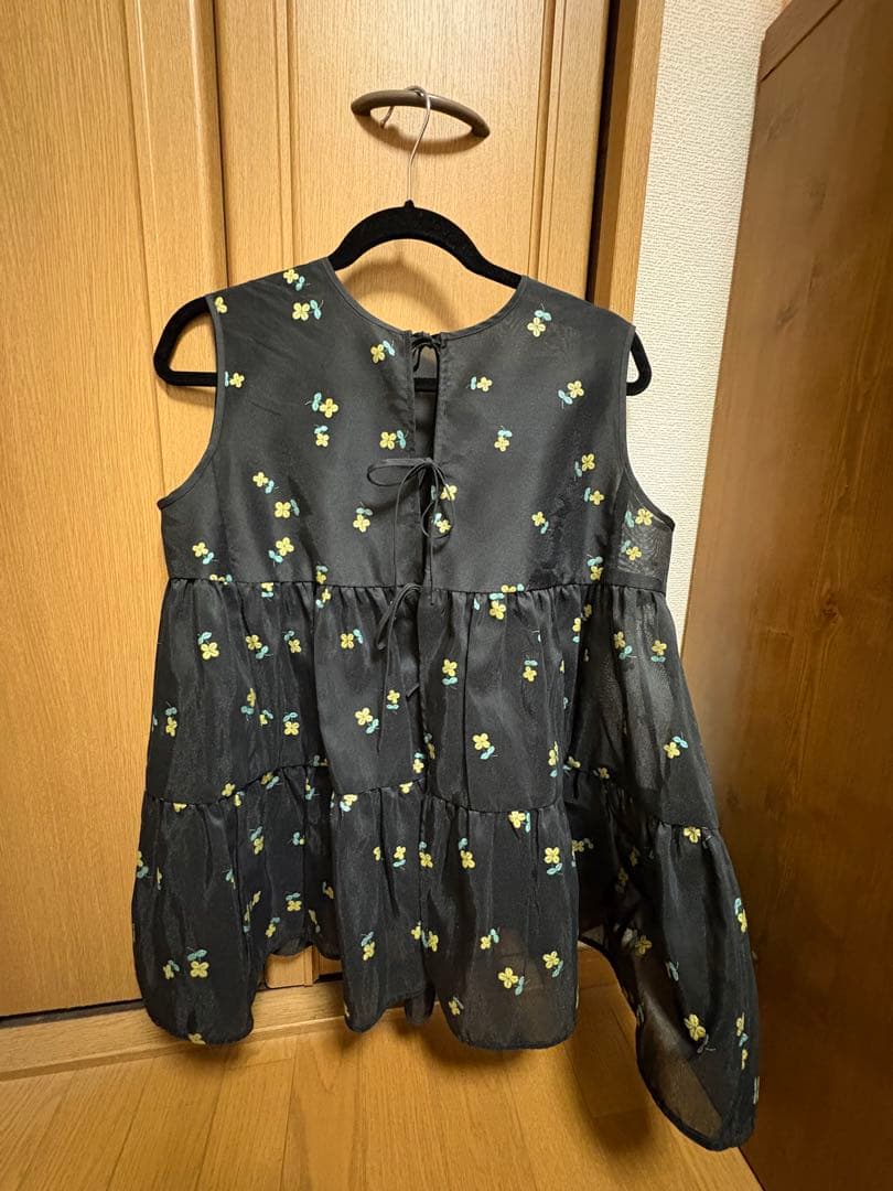 yori ラメクローバーティアードジレ