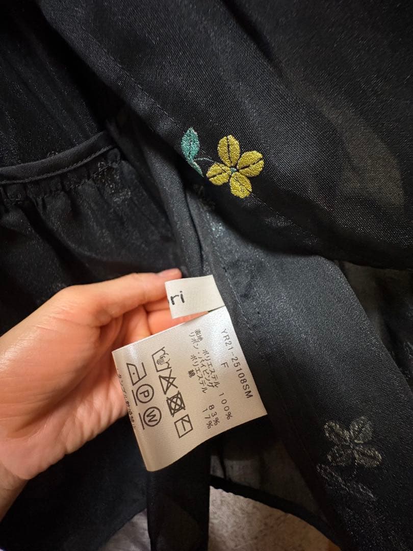 yori ラメクローバーティアードジレ