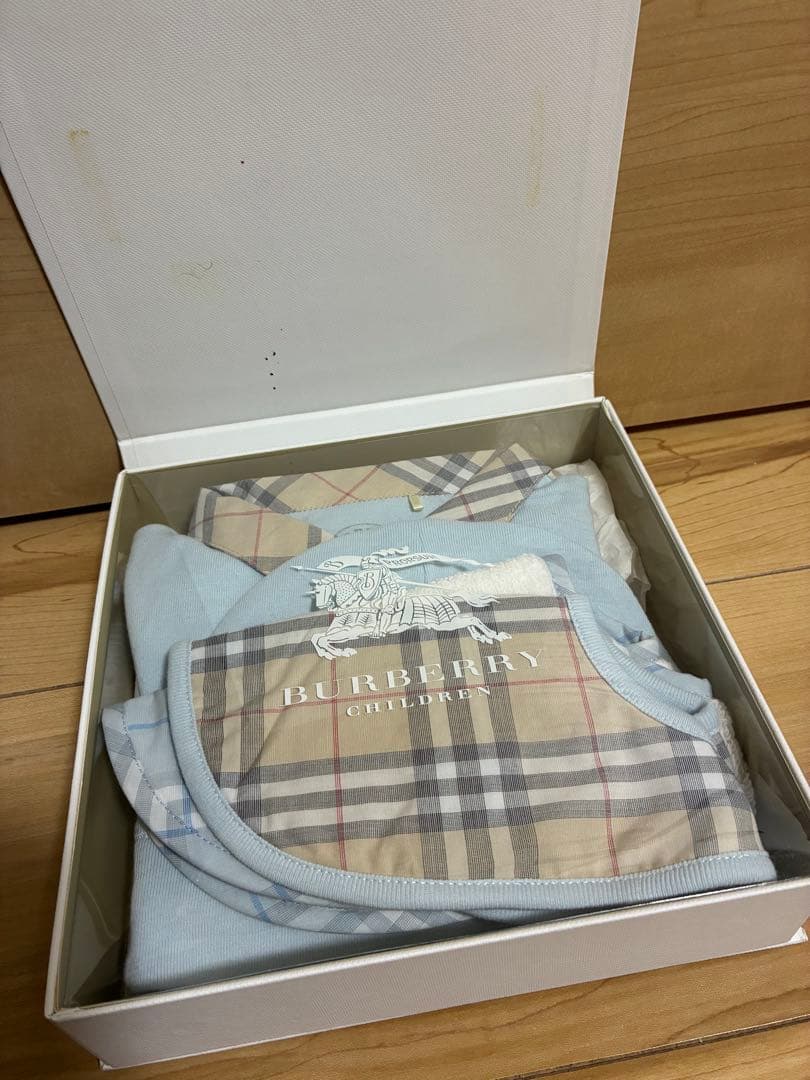 【値下交渉可】BURBERRY 水色ロンパース・ビブ・帽子セット 出産祝い