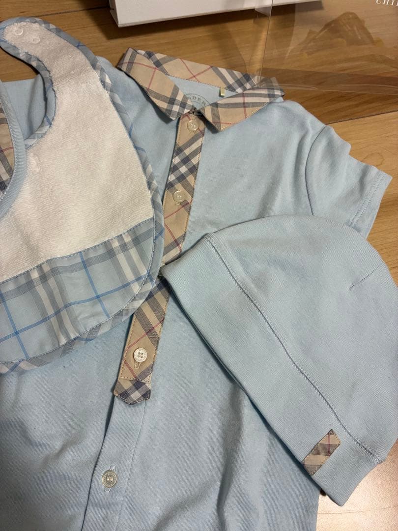 【値下交渉可】BURBERRY 水色ロンパース・ビブ・帽子セット 出産祝い