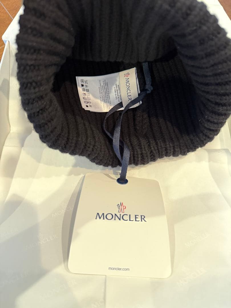 モンクレール ビーニーネイビーロゴパッチ付き(BERRETTOニット帽【未使用】