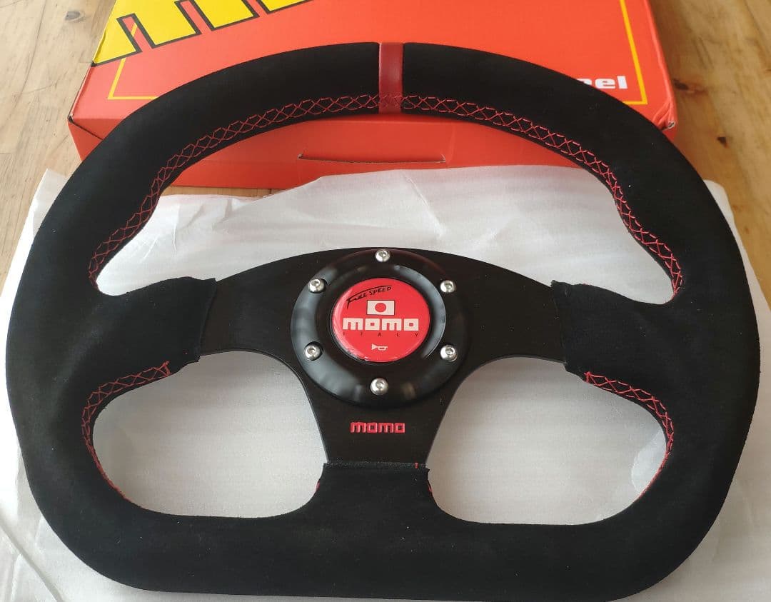 新品・未使用・MOMO Dタイプ スエード革ステアリング レーシング