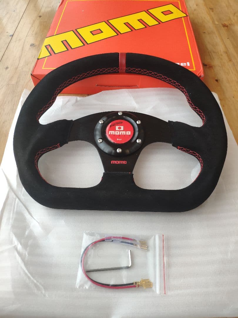 新品・未使用・MOMO Dタイプ スエード革ステアリング レーシング