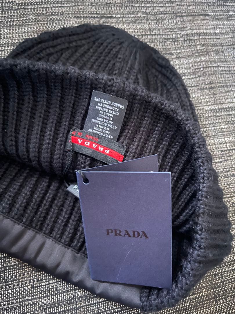 PRADA ブラック ニット帽　ビーニー　ノベルティ
