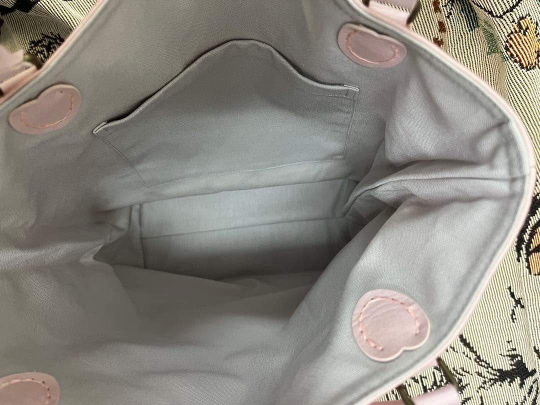 ヒグチユウコのTシャツから作成の、お洒落な猫イラストのピンク トートバッグ