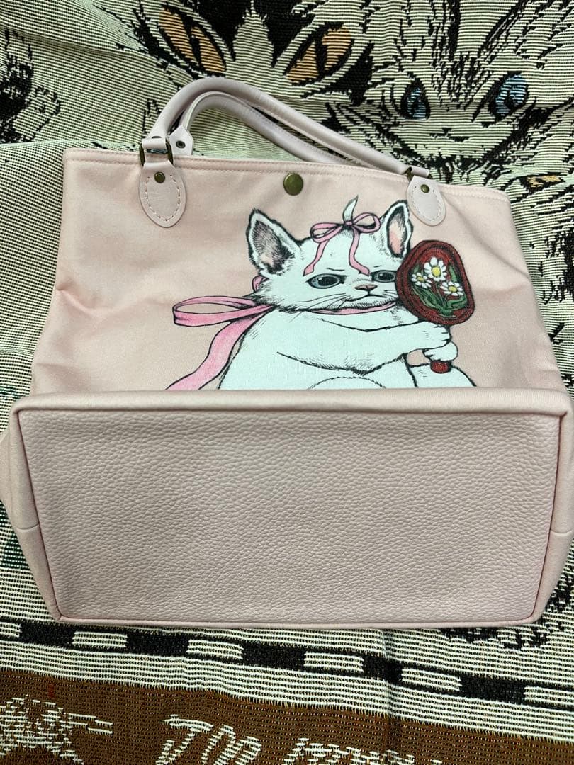 ヒグチユウコのTシャツから作成の、お洒落な猫イラストのピンク トートバッグ