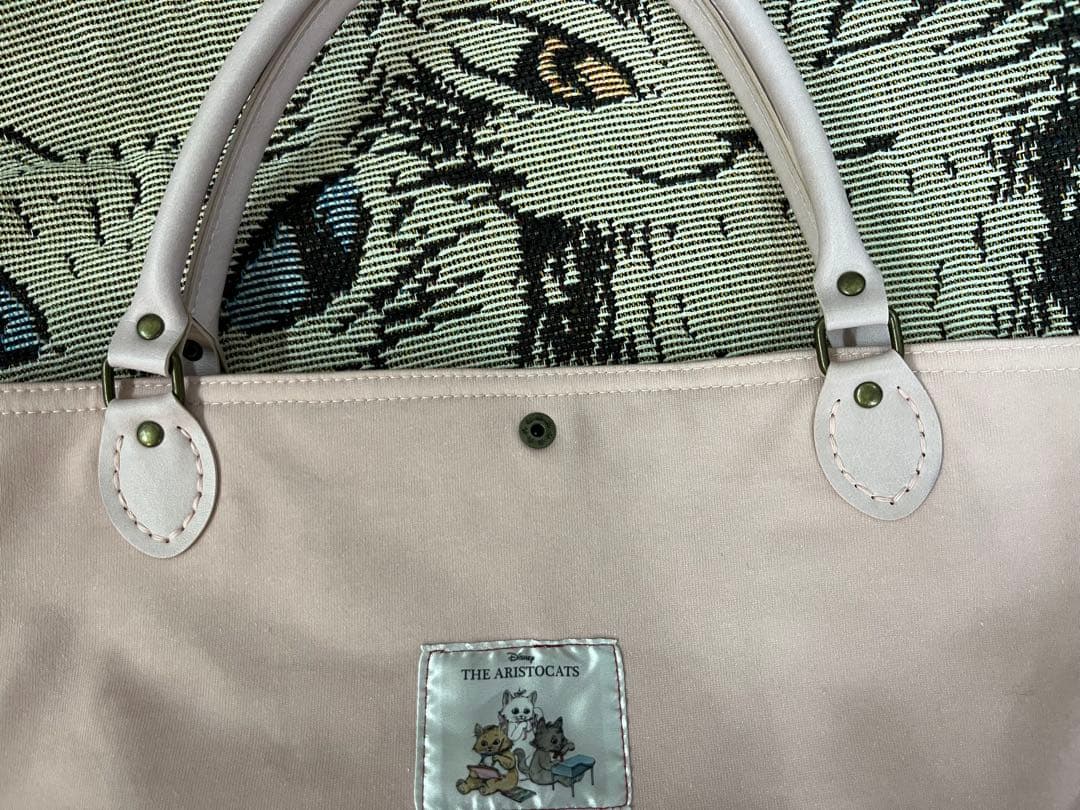 ヒグチユウコのTシャツから作成の、お洒落な猫イラストのピンク トートバッグ