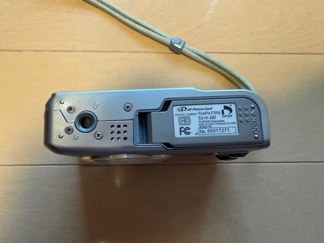 FinePixF31fd メモリーカード1GB 純正専用ケース付き