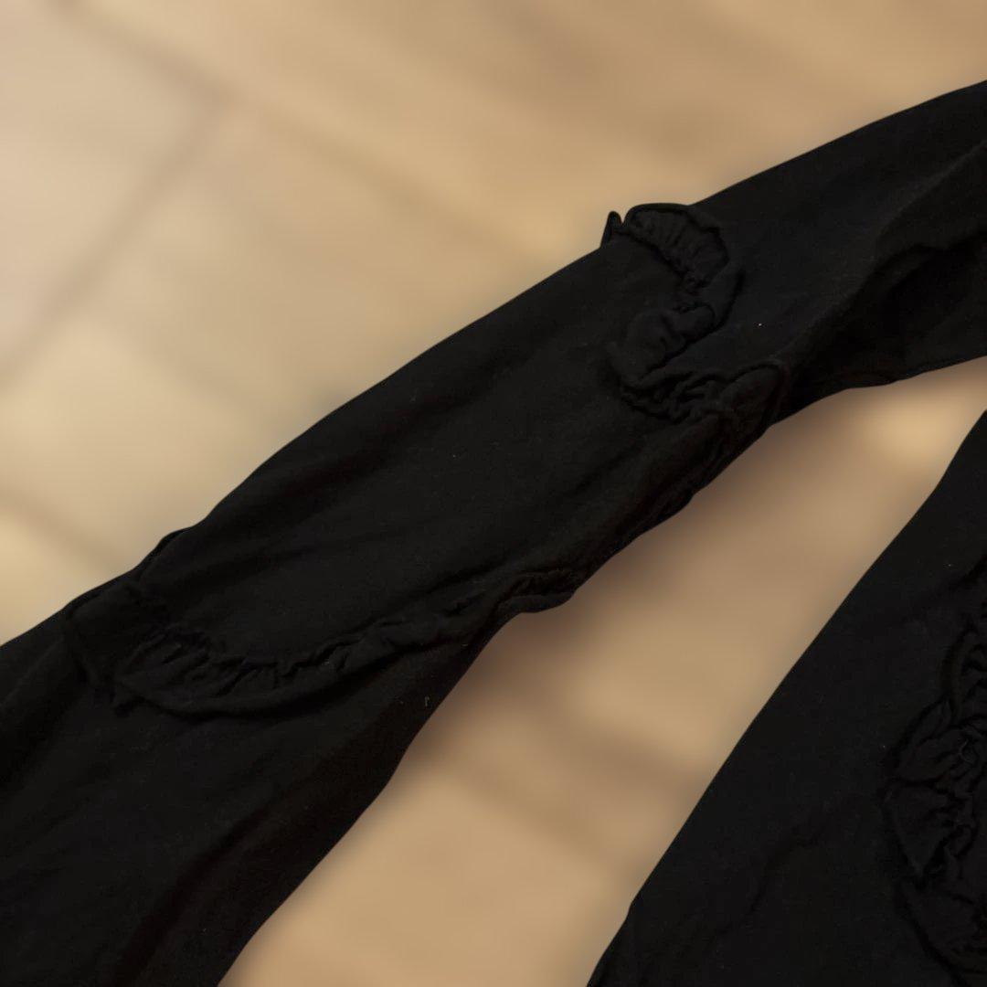 フリル付き黒長袖Tシャツ