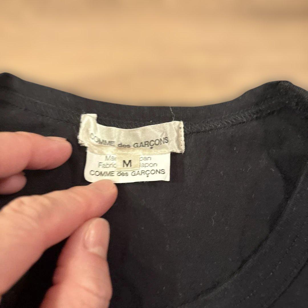 フリル付き黒長袖Tシャツ