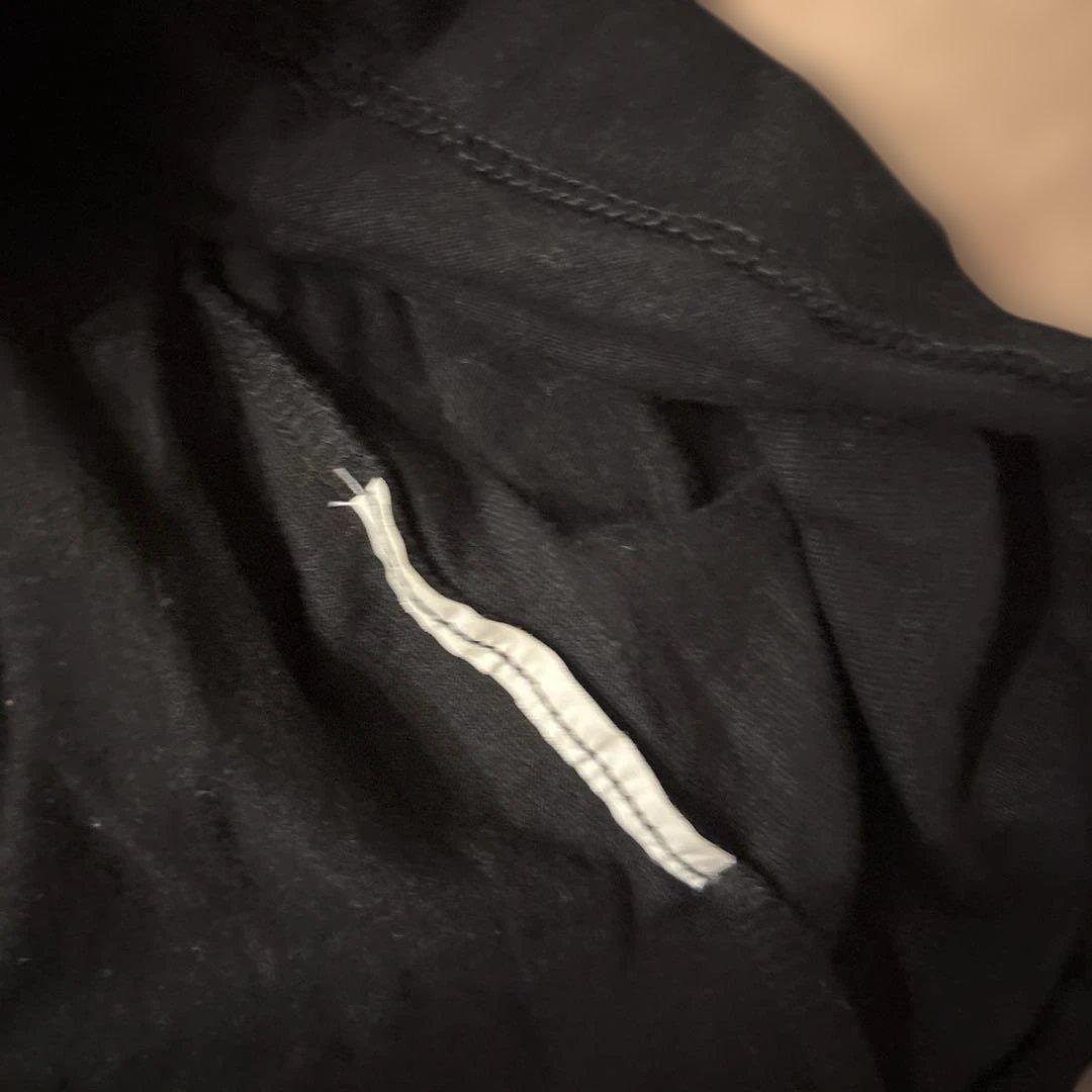 フリル付き黒長袖Tシャツ