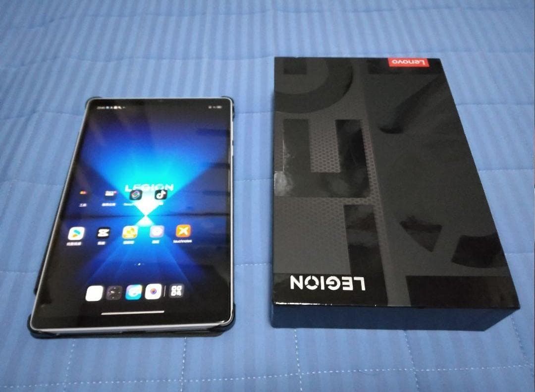 高性能ゲーミングタブレット！Lenovo Legion Y700 Gen4！白色