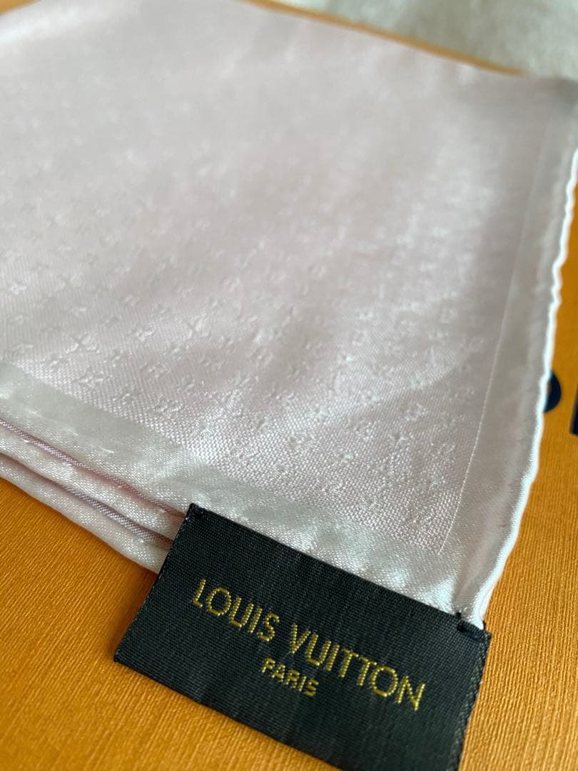 美品LOUIS VUITTONモノグラム/総柄シルク チーフ ピンクM70227