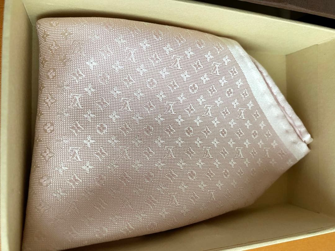 美品LOUIS VUITTONモノグラム/総柄シルク チーフ ピンクM70227