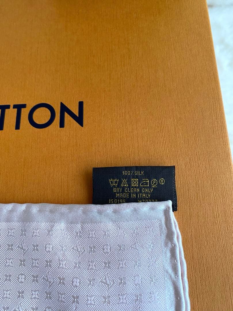 美品LOUIS VUITTONモノグラム/総柄シルク チーフ ピンクM70227