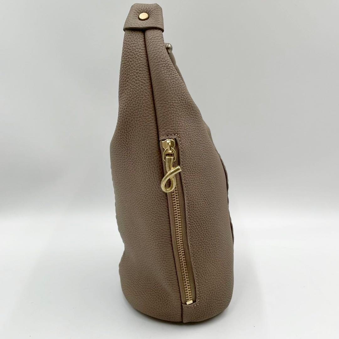 極美品　マヌー　keg pouchc ケッグポーチ　レザーバッグ　グレージュ