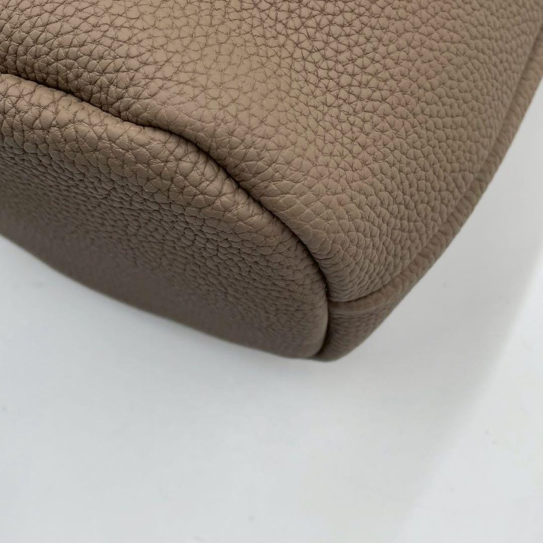 極美品　マヌー　keg pouchc ケッグポーチ　レザーバッグ　グレージュ