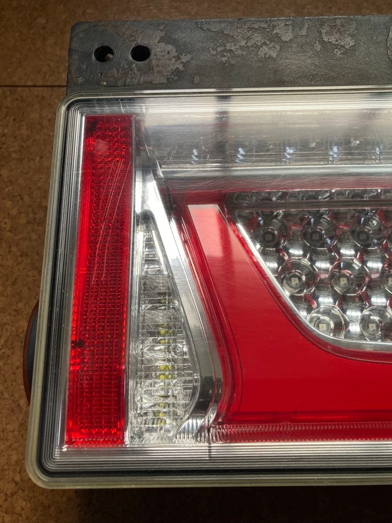 KOITO トラック用オールLEDリアコンビネーションランプ　3連タイプ　左のみ