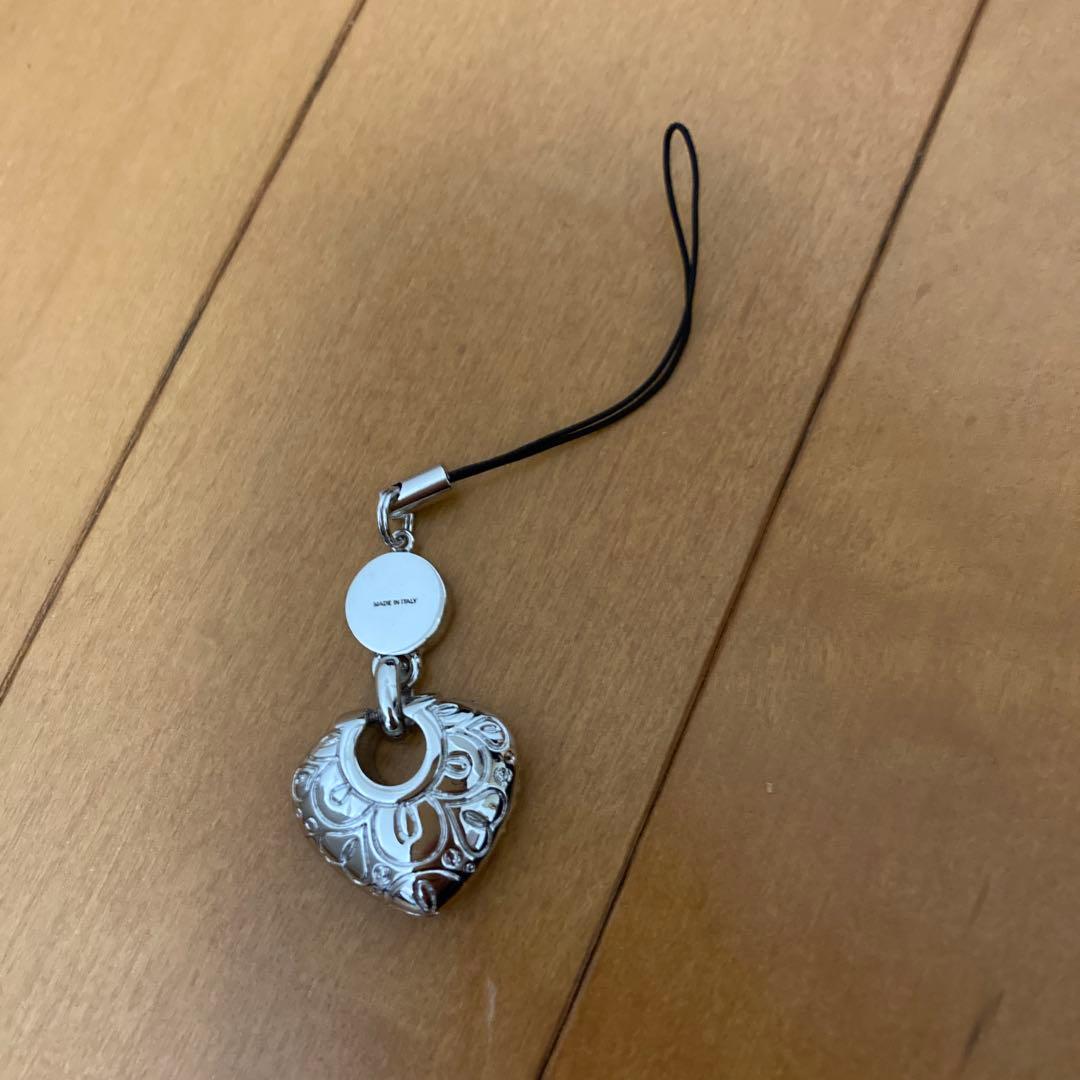 サルヴァトーレフェラガモ　ハート型クリスタルストラップ